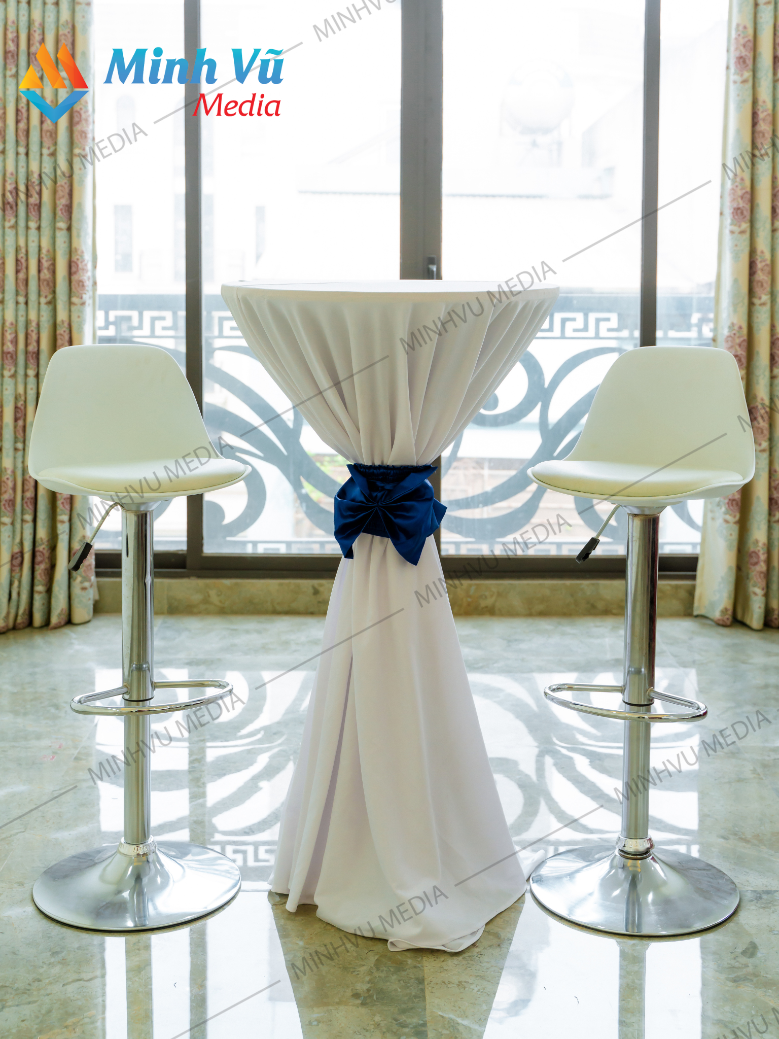 Minh Vũ Media cho thuê bàn bar trắng nơ xanh dương và ghế bar trắng