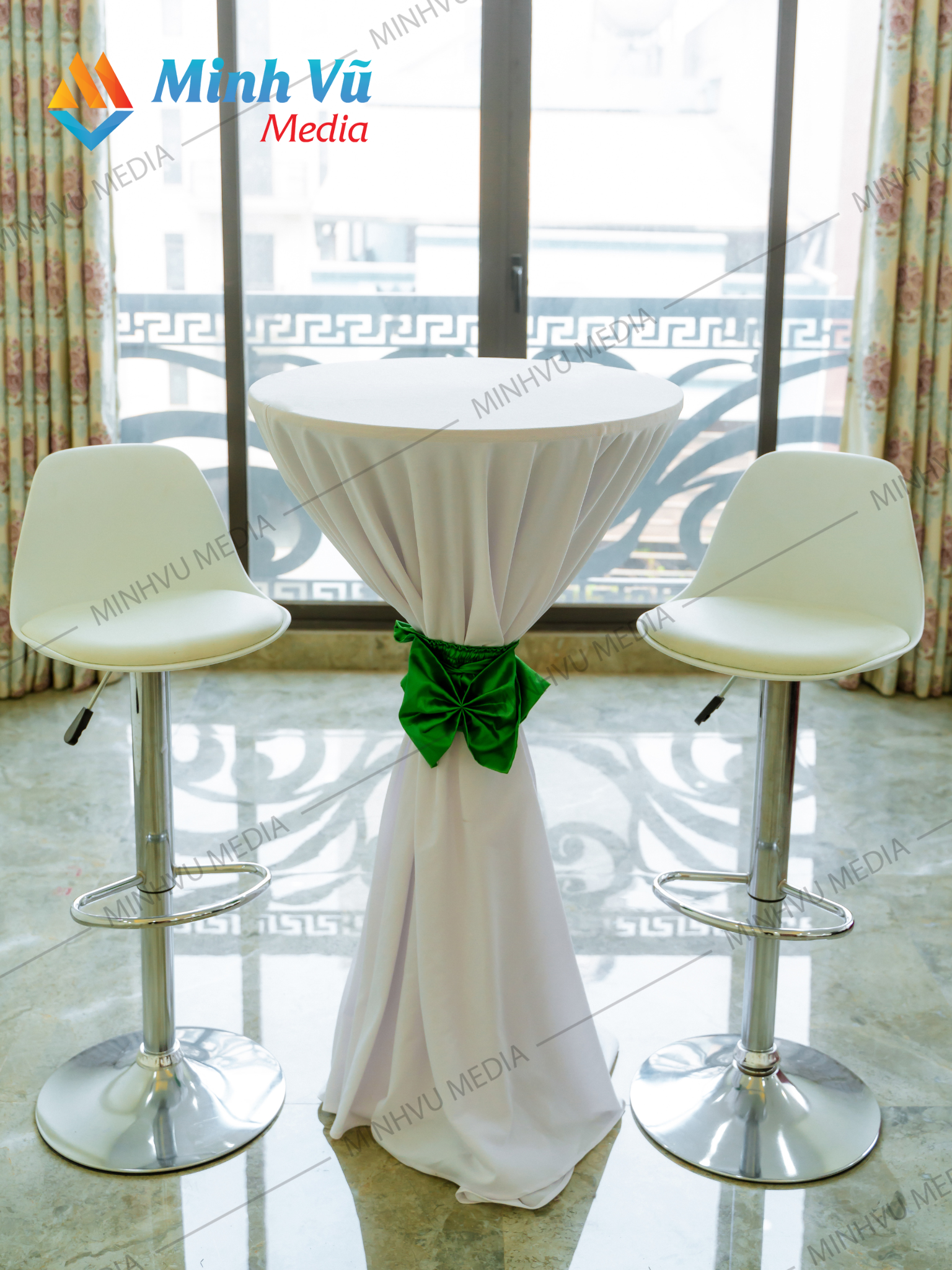Minh Vũ Media cho thuê bàn bar trắng nơ xanh lá và ghế bar trắng