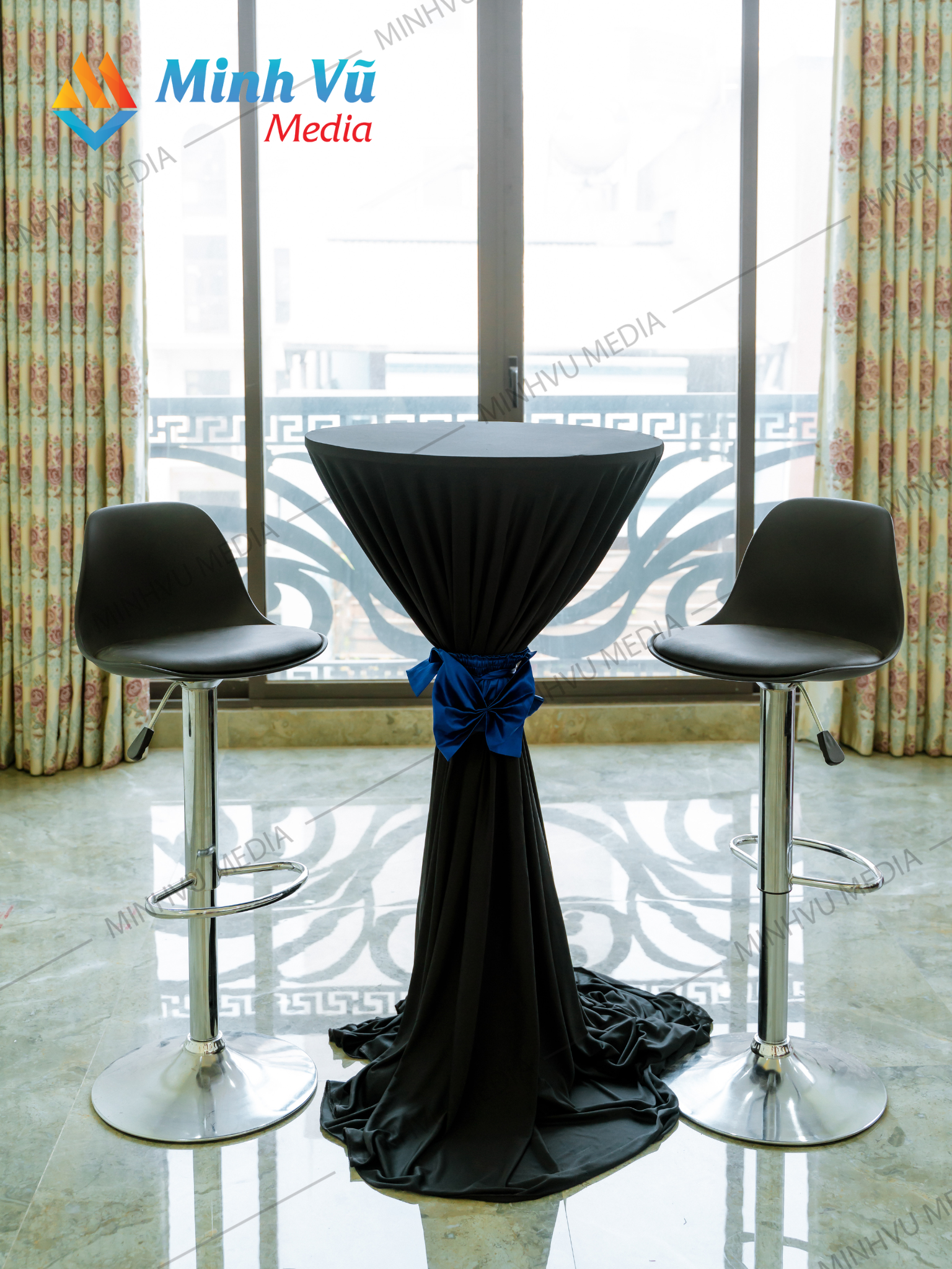 Minh Vũ Media cho thuê bàn bar đen nơ xanh dương và ghế bar đen