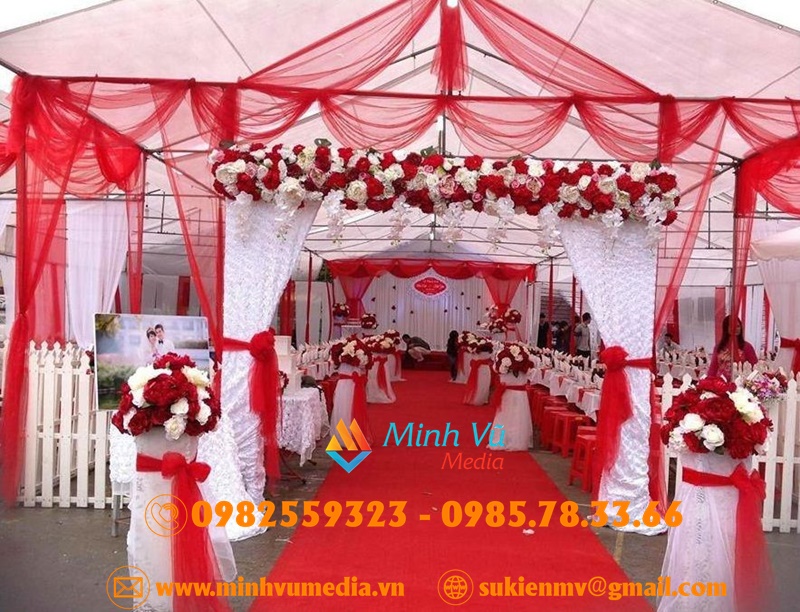 thuê sân khấu đám cưới sử dụng thảm đỏ