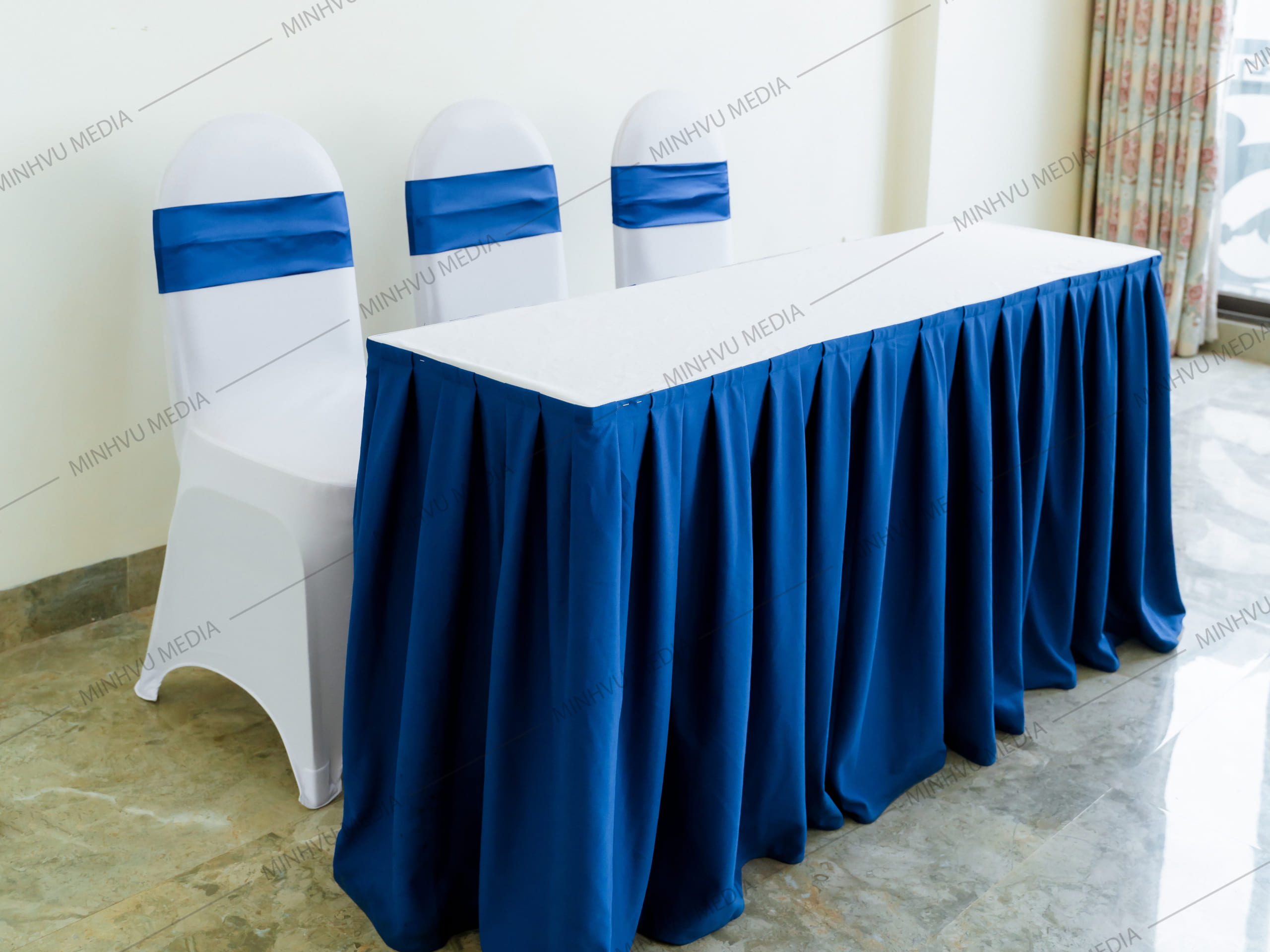 Bộ bàn ghế banquet chữ nhật trắng nơ xanh dương
