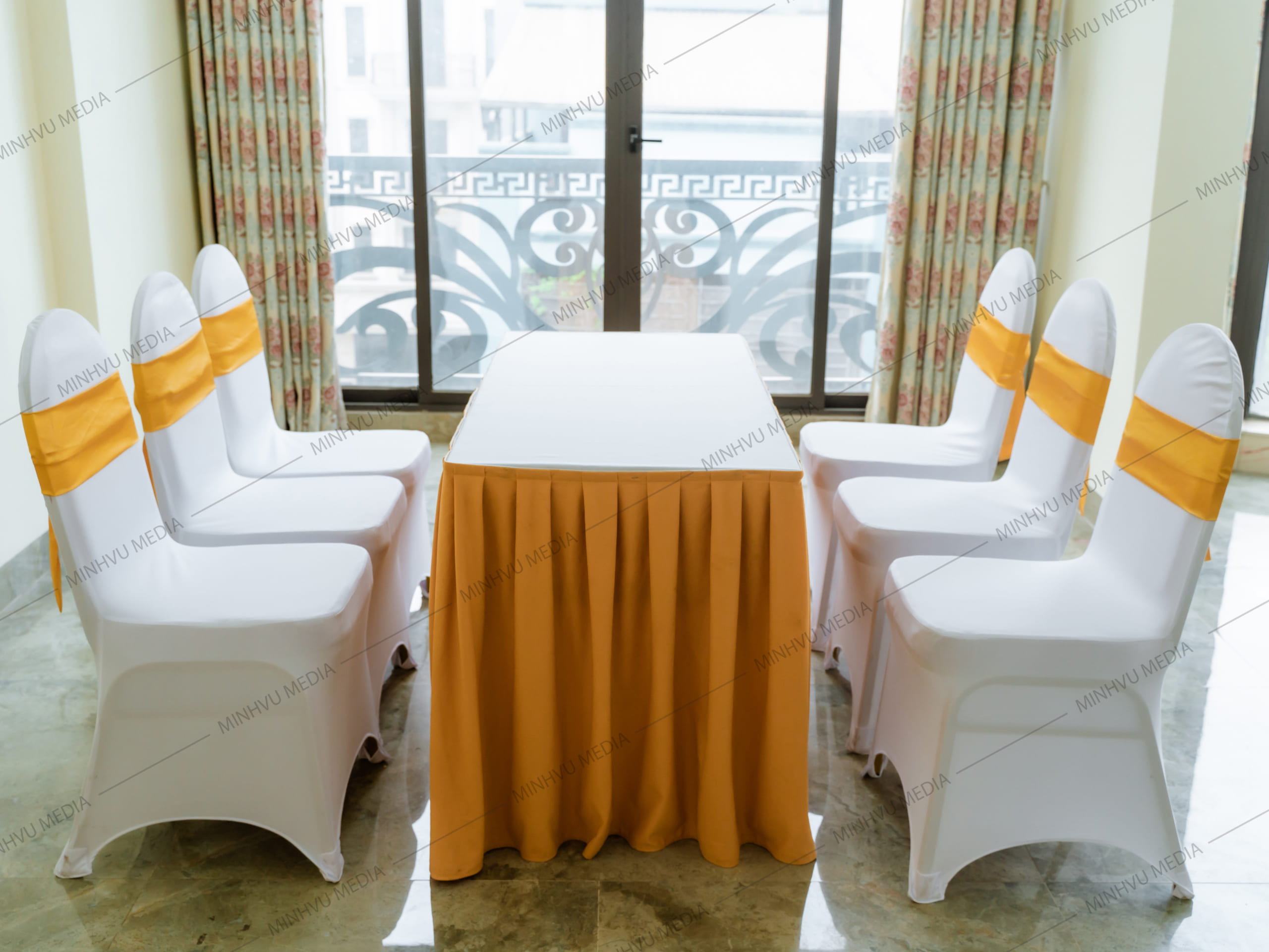 Bộ bàn ghế banquet chữ nhật trắng nơ vàng