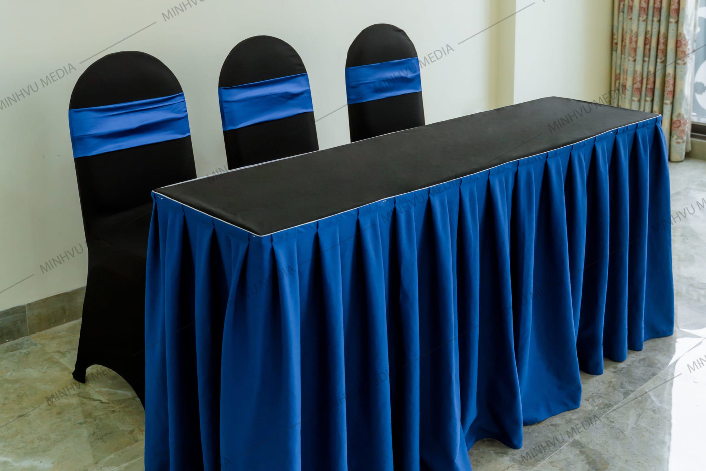 Bộ bàn ghế banquet chữ nhật đen, nơ xanh dương