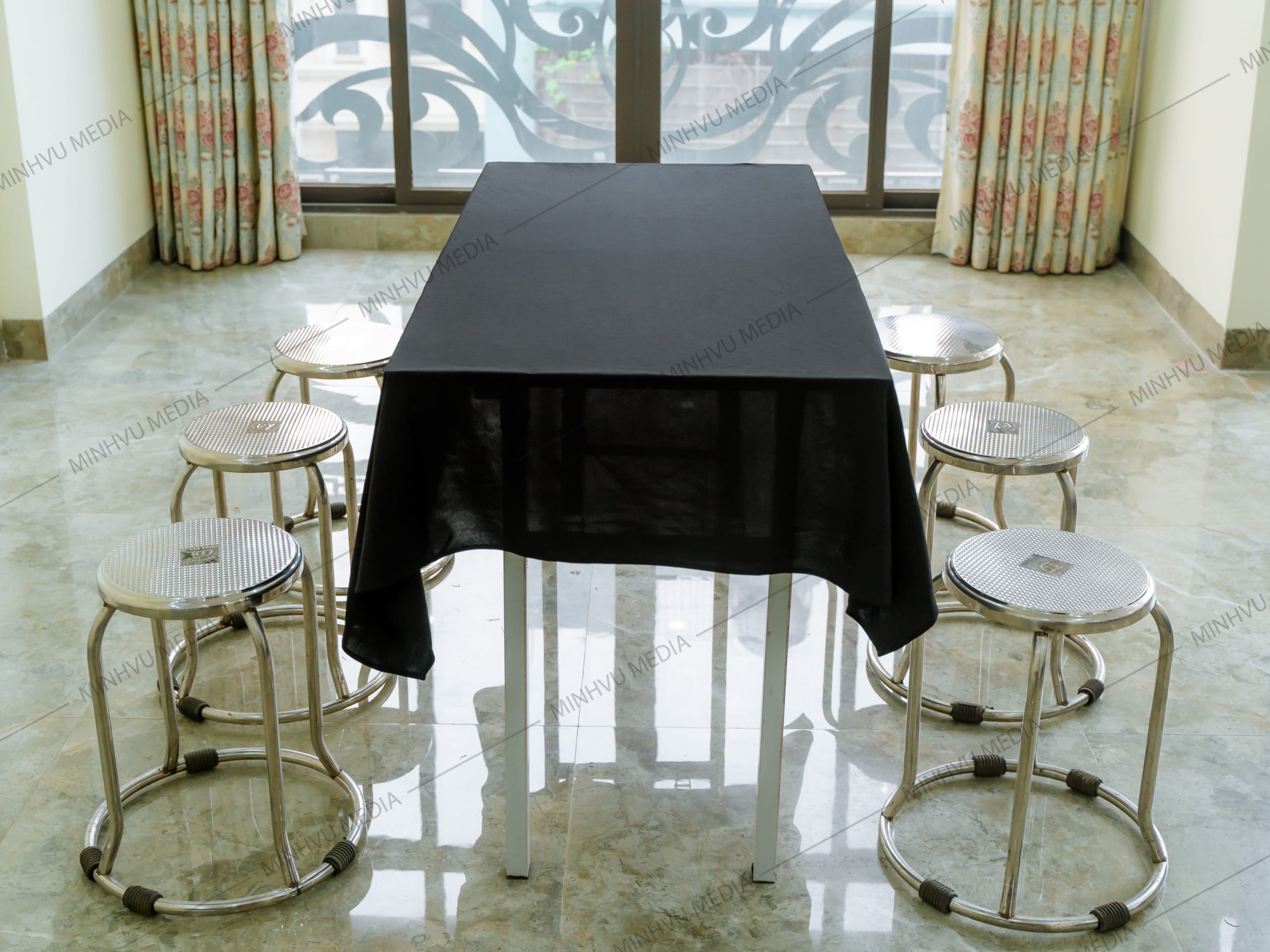 Bộ ghế inox kết hợp bàn chữ nhật phủ khăn trải bàn đen