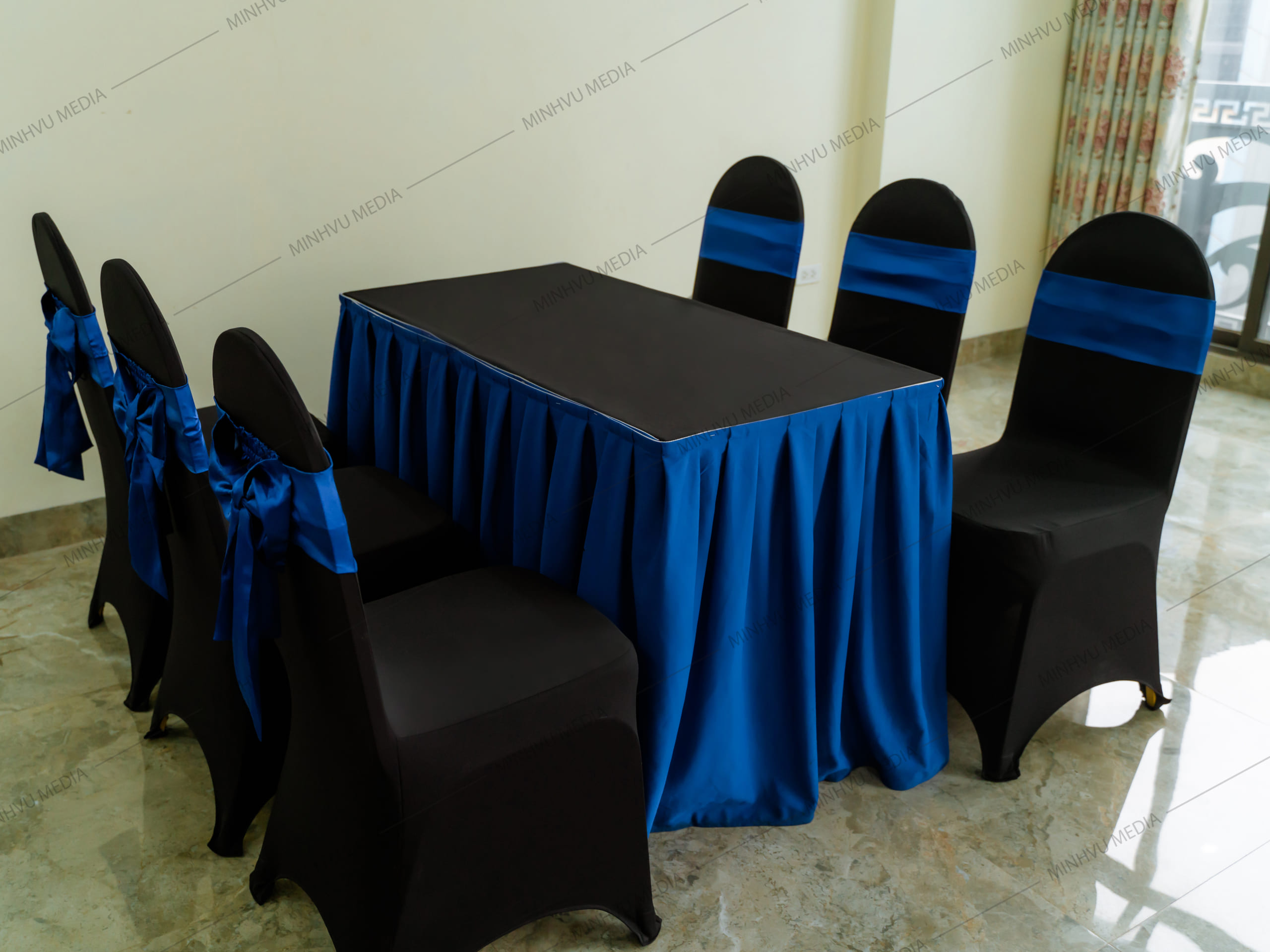 Ghế không gập Xuân Hoà kèm áo ghế đen, nơ xanh dương kết hợp bàn chữ nhật kèm khăn phủ cùng màu