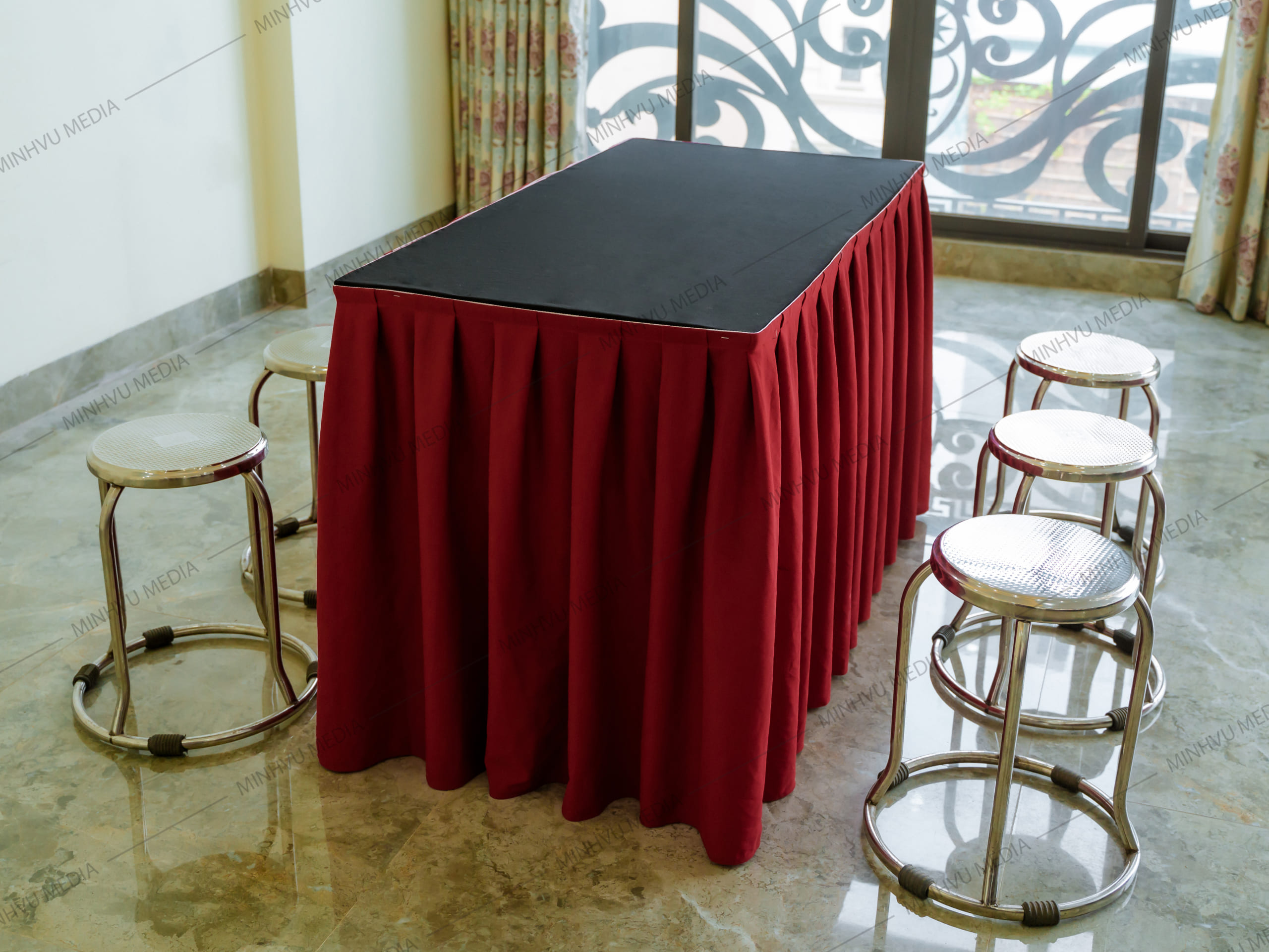 Bộ ghế inox kết hợp với bàn chữ nhật đen, quây đỏ