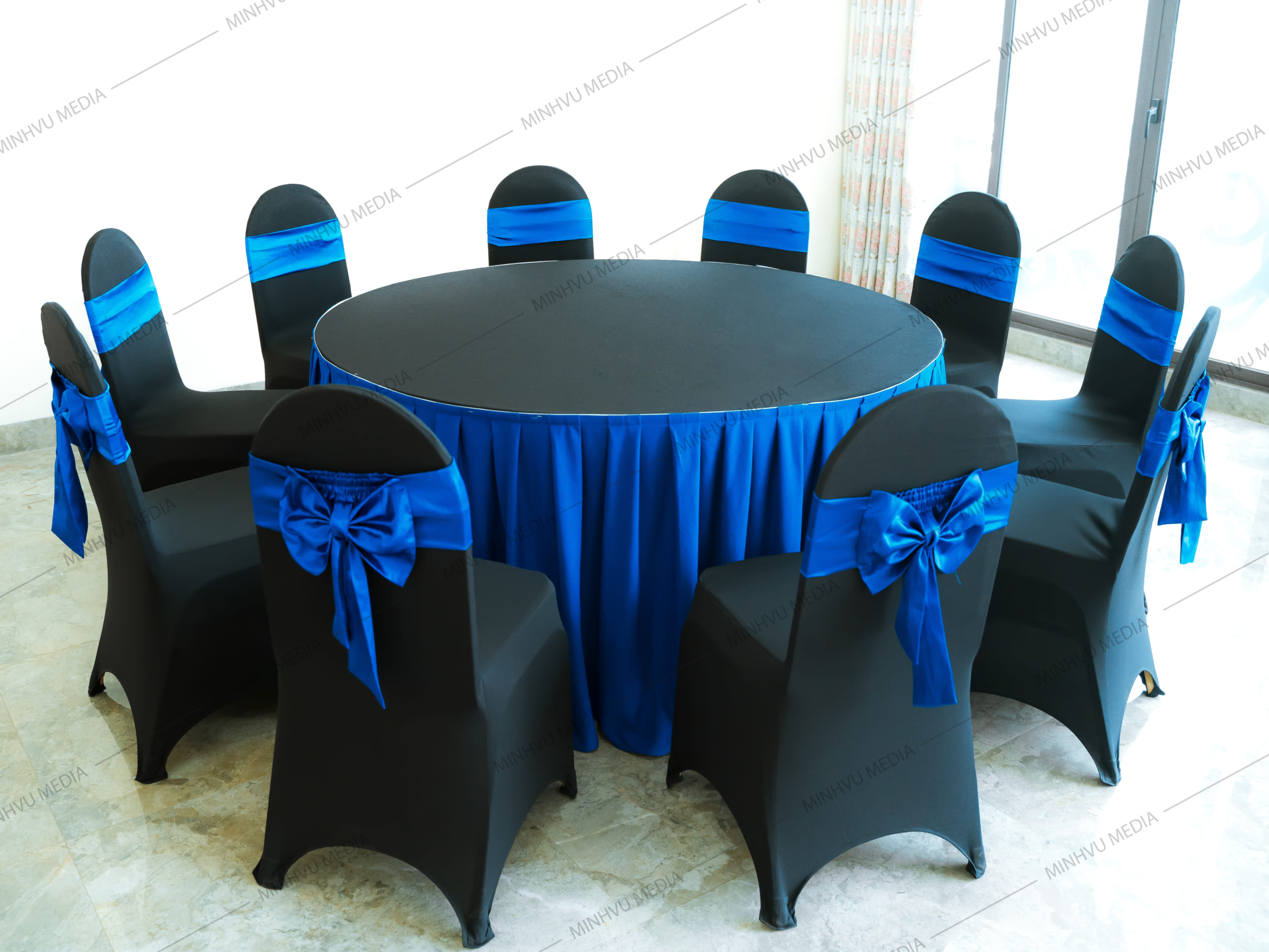 Bộ bàn ghế banquet tròn đen, nơ xanh dương