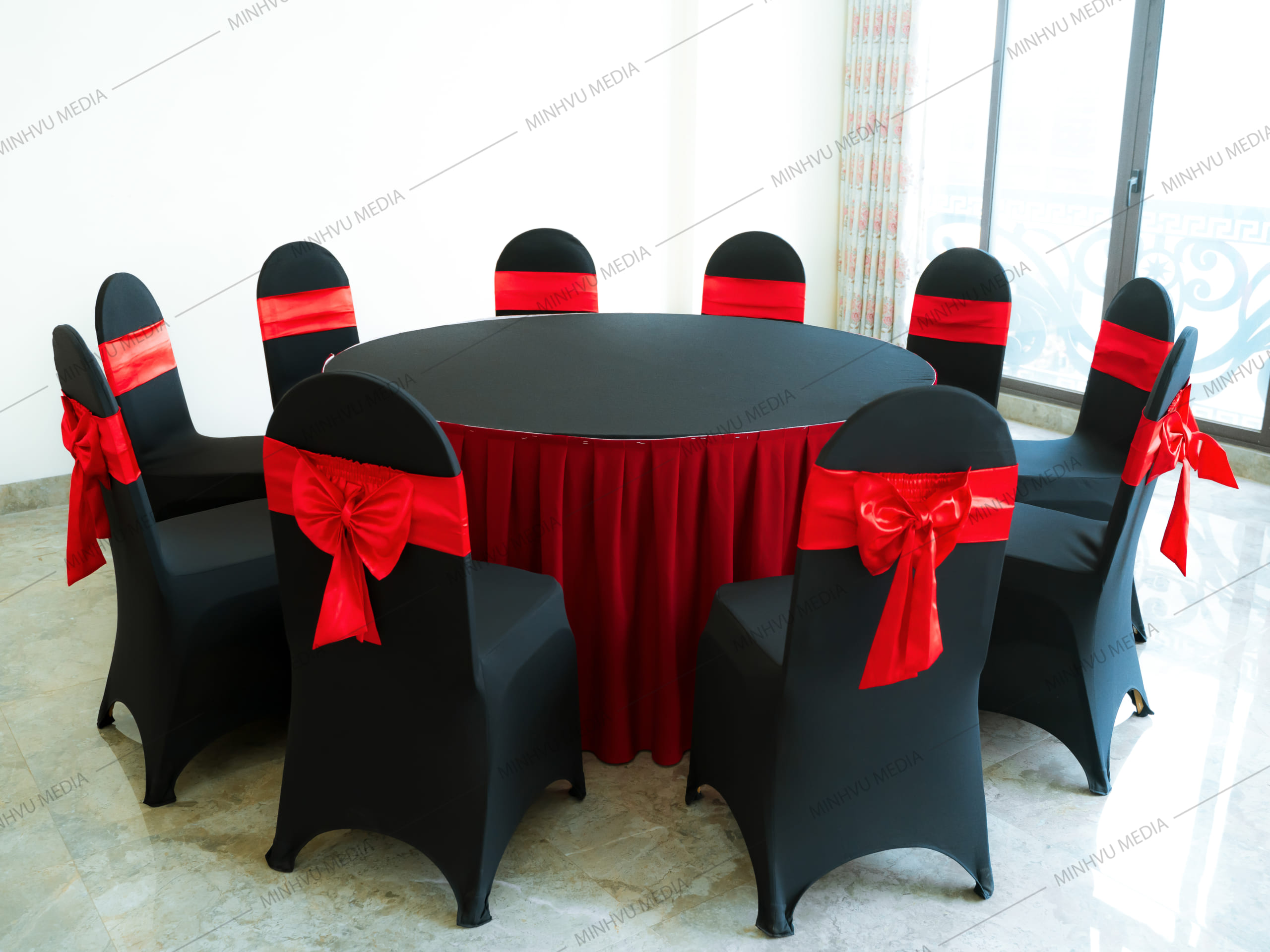 Bộ bàn ghế banquet tròn đen, nơ đỏ