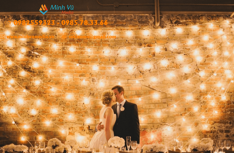 Mẫu backdrop đám cưới với đèn Neon