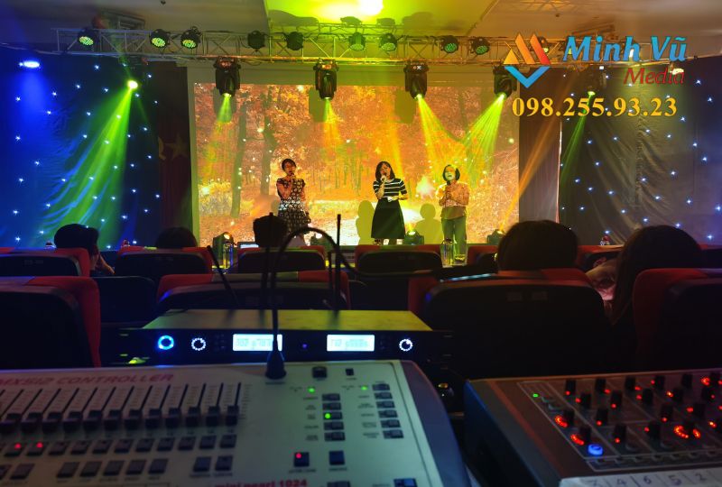 Sân khấu nổi bật nhờ hệ thống đèn hiện đại của Minh Vũ Media