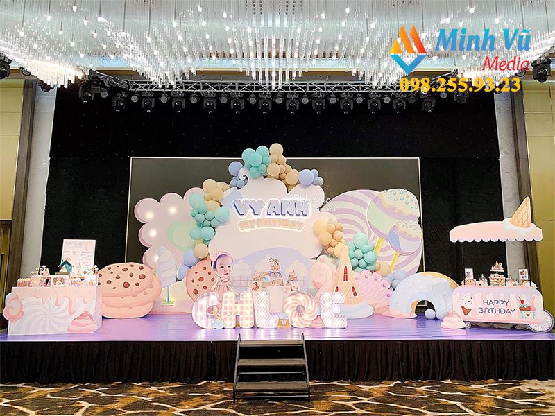 Sân khấu sinh nhật ấn tượng được Minh Vũ Media trang trí