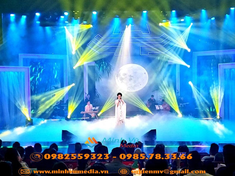 Sân khấu biểu diễn với dàn đèn từ MInh Vũ Media