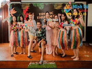 Minh Vũ tổ chức tiệc tất niên theo chủ đề Hawai