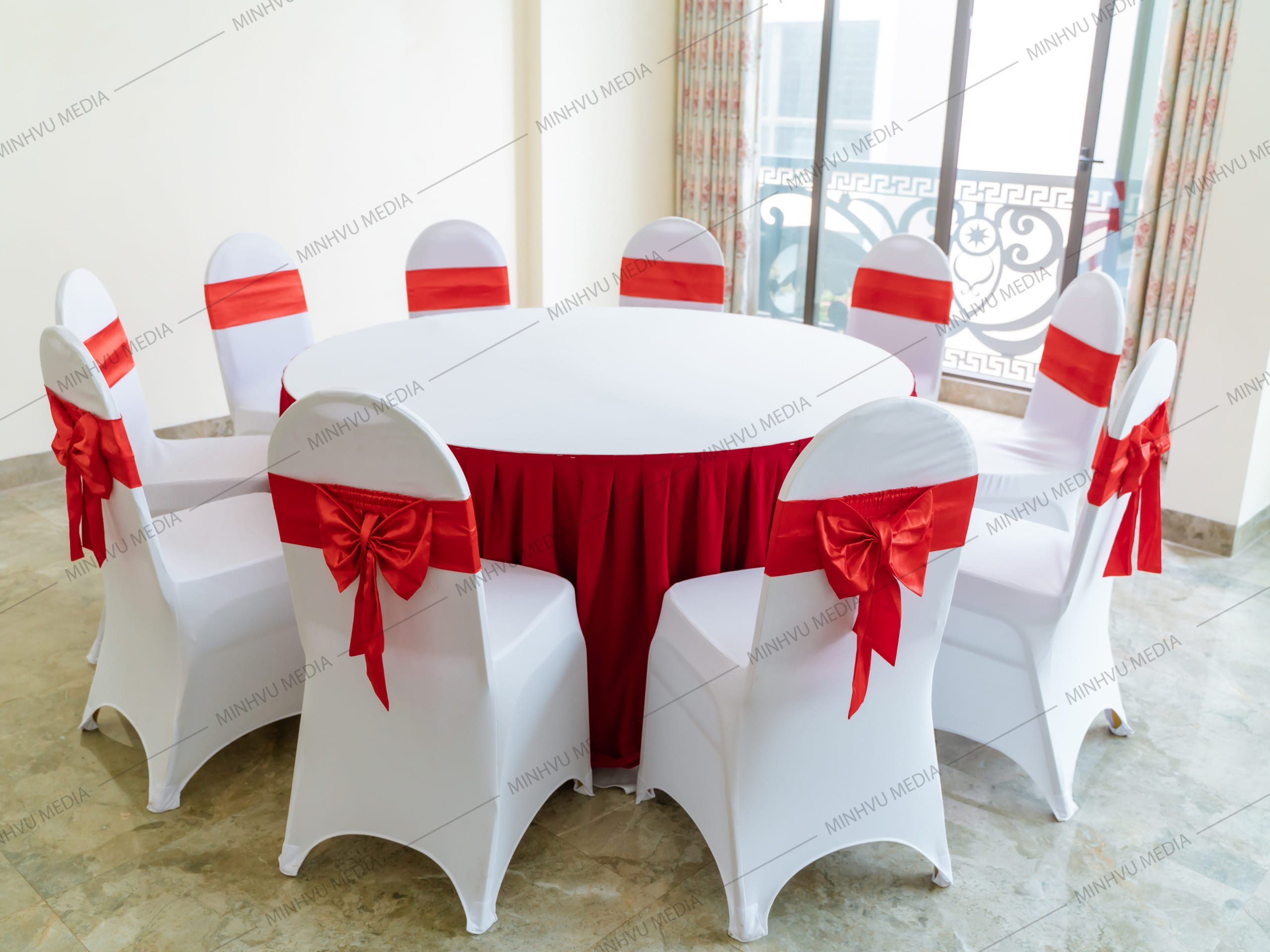 Bàn ghế banquet tròn trắng - đỏ