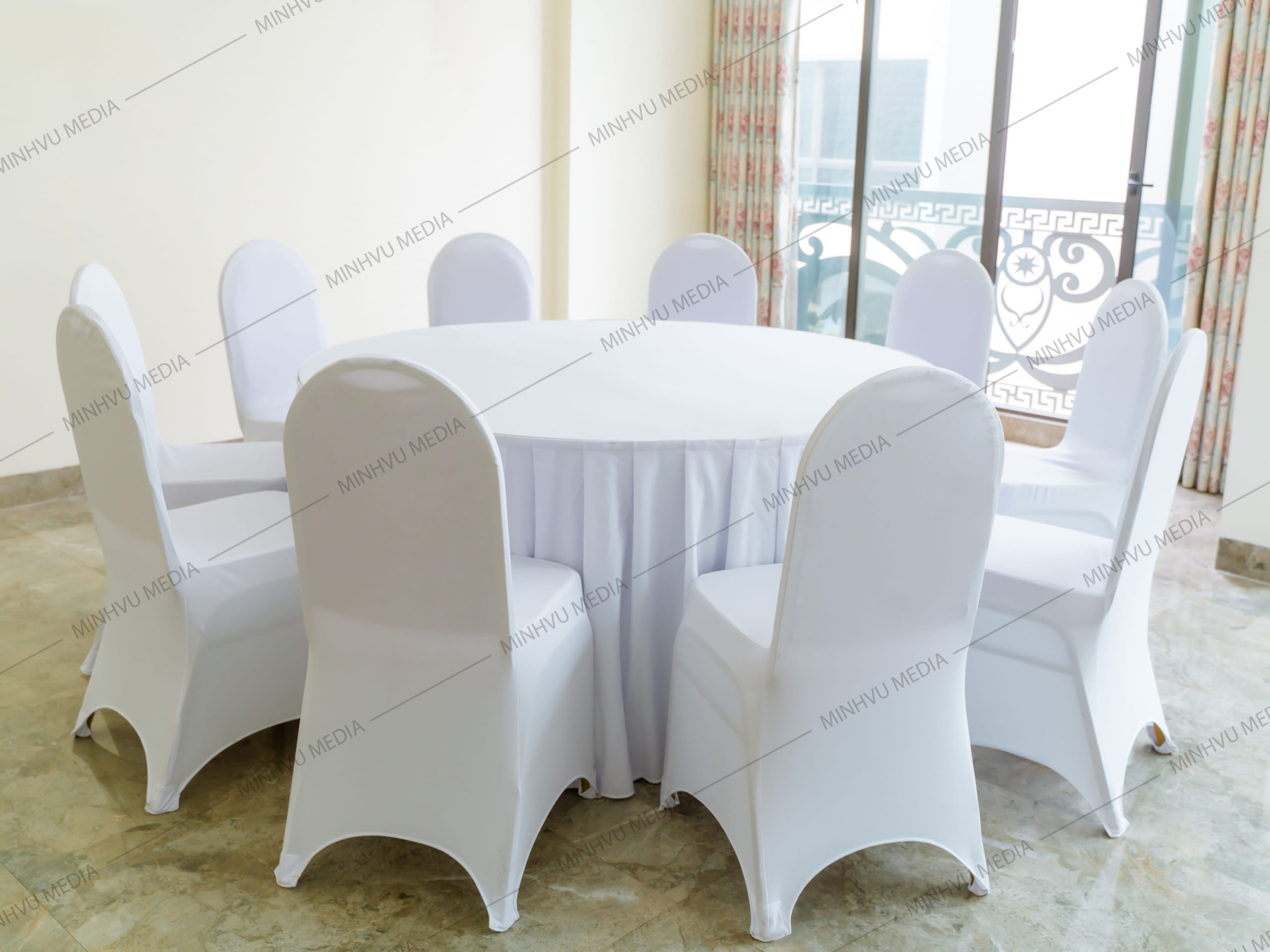 Ghế không gập Xuân Hoà kèm áo ghế trắng kết hợp với bàn tròn kèm khăn phủ cùng màu