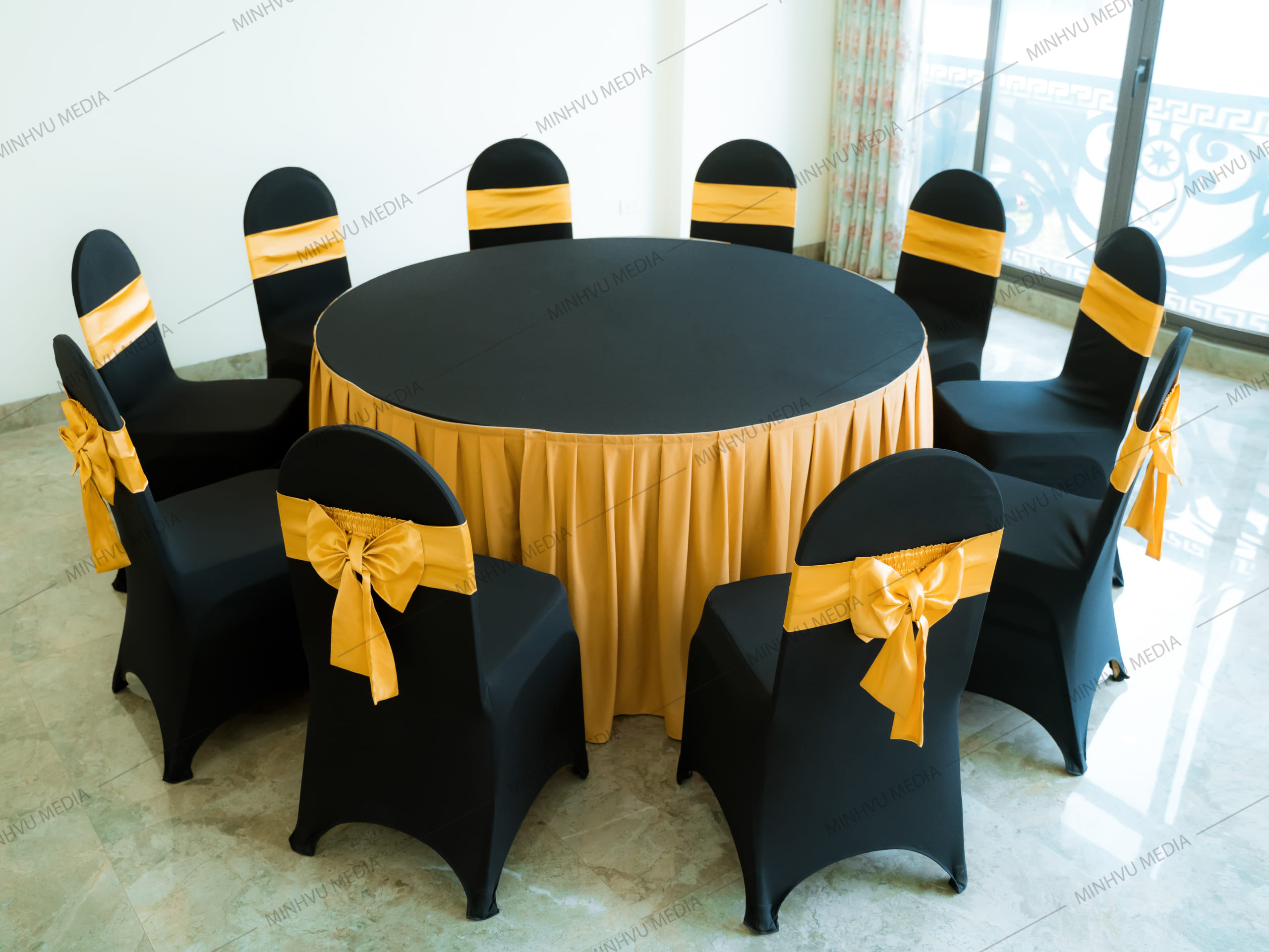Bàn ghế banquet tròn đen - vàng