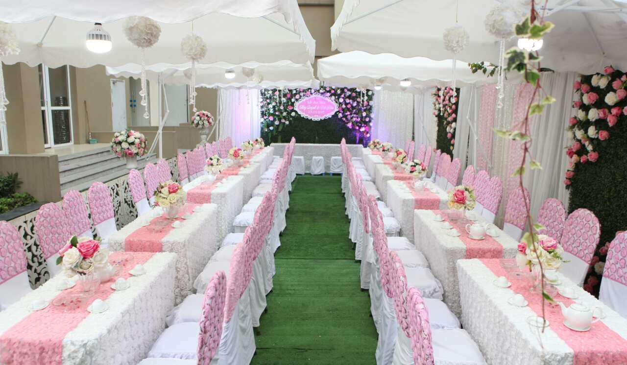 Bàn ghế đám cưới phủ vải ren hoa theo yêu cầu