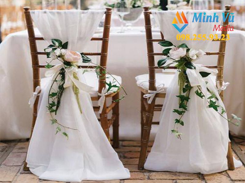 Mẫu ghế tiệc đám cưới có nơ kèm hoa lãng mạn