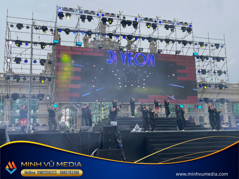 Background với màn hình led cho phần biểu diễn sôi động
