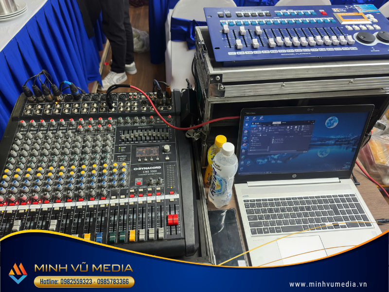 Trạm điều khiển âm thanh sự kiện trong nhà chuyên nghiệp với Mixer Dynacord CMS 1000 và bộ điều khiển King Kong.