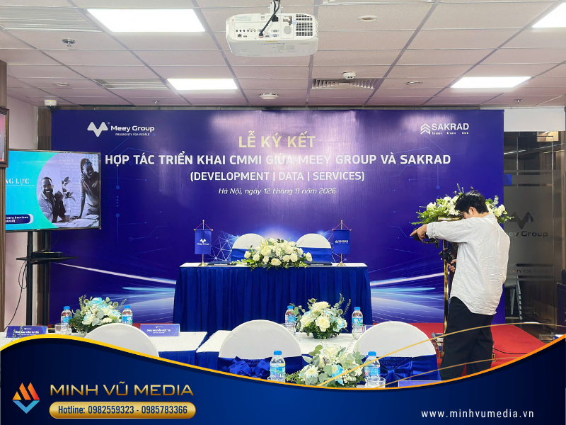 Không gian phòng họp văn phòng được chuyển đổi thành sự kiện lễ ký kết sang trọng, chuẩn nhận diện thương hiệu.