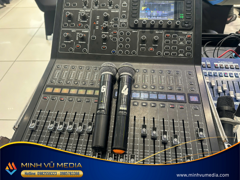 Mic và bàn điều kiển mixer