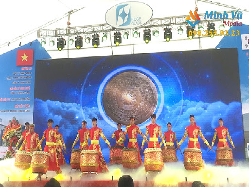 Màn trình diễn của đội múa trống hội của Minh Vũ Media với tên gọi Nhị thập nam nhi