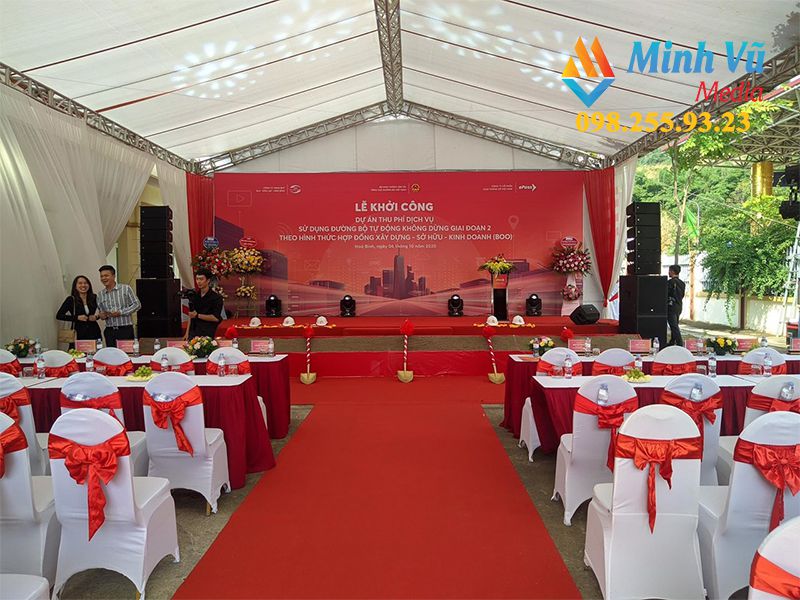 Minh Vũ chịu trách nhiệm trang trí sân khấu cho lễ khởi công của khách
