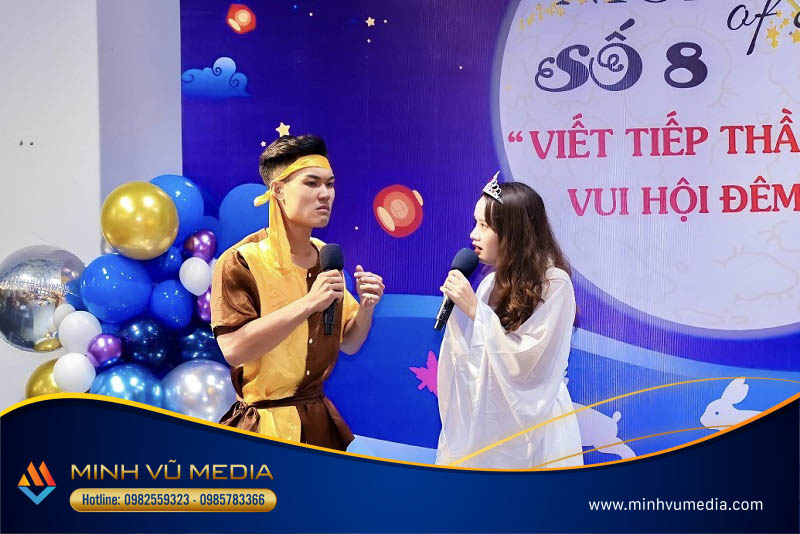 MC đóng vai Chị Hằng và Chú Cuội dẫn dắt chương trình trung thu cho trẻ mầm non