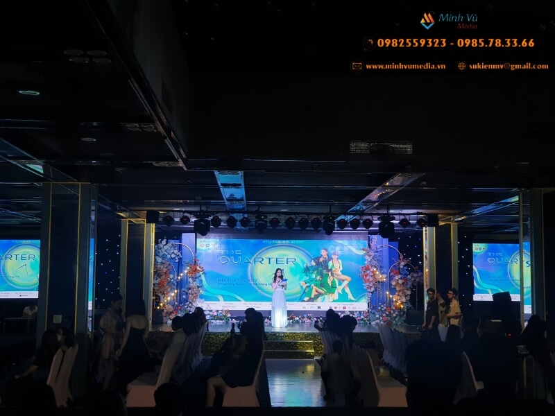 Sân khấu với màn hình led và hoa ấn tượng cho sự kiện fashion show