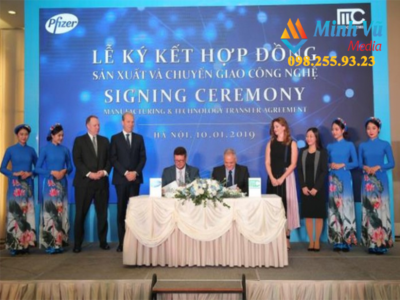 Lễ kí kết hợp đồng giữa hai doanh nghiệp do Minh Vũ thực hiện