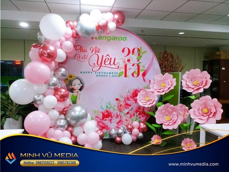 Không gian văn phòng nổi bật với hiệu ứng màu hồng của bóng bay và hoa trang trí